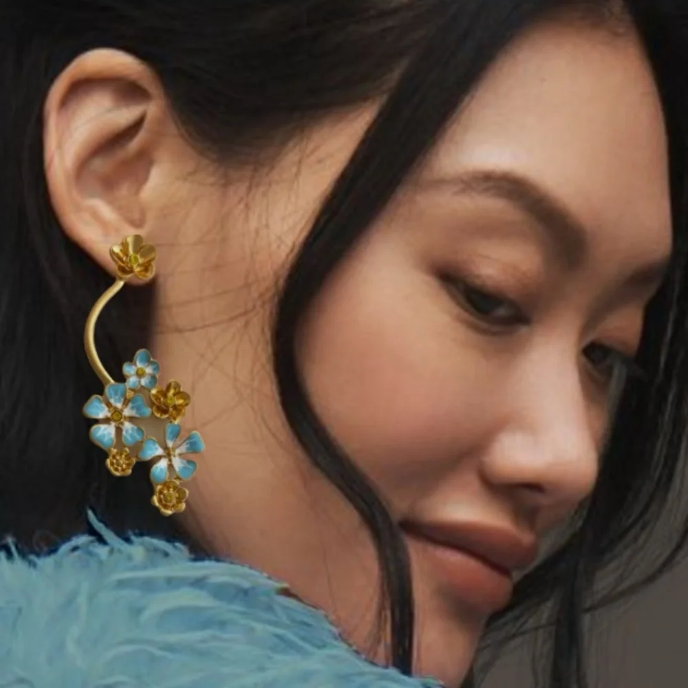 OSCAR DE LA RENTA • Flower Cluster Earrings Blue Enamel Gold Post Earrings